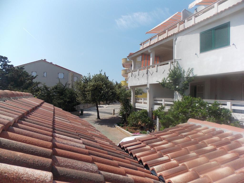 Apartmani Emilio Novalja Exterior photo