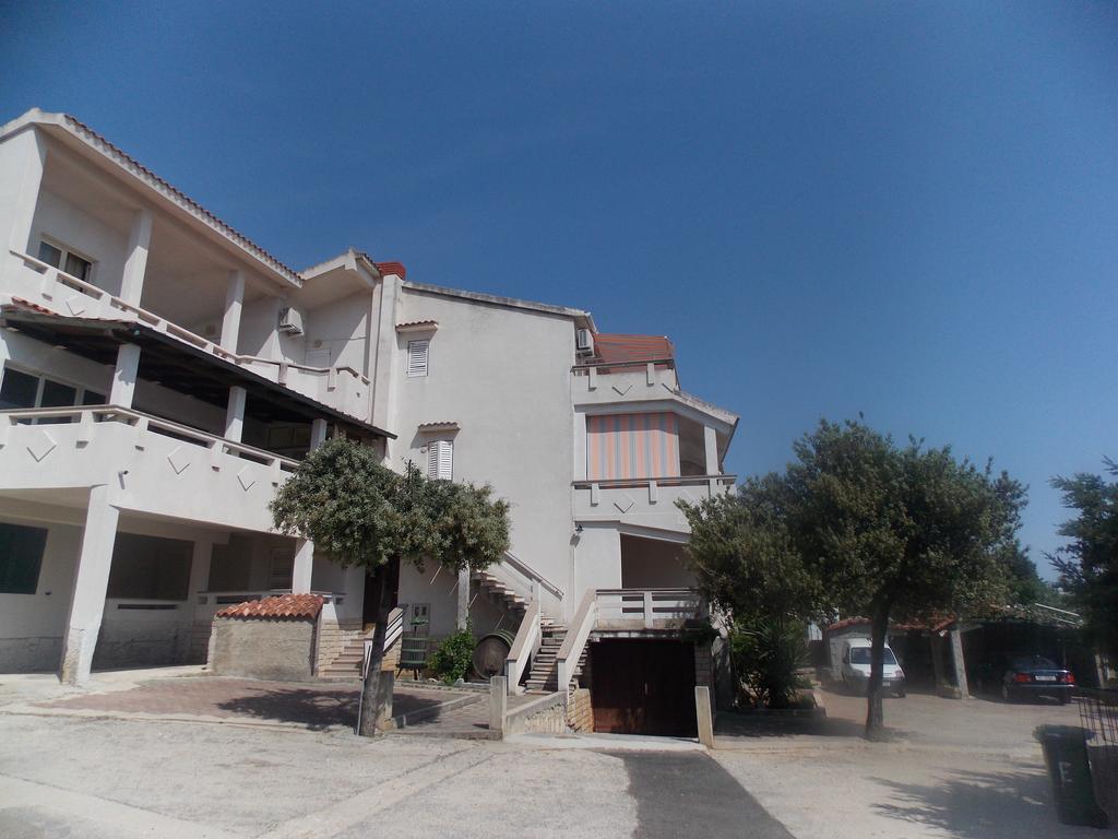 Apartmani Emilio Novalja Exterior photo