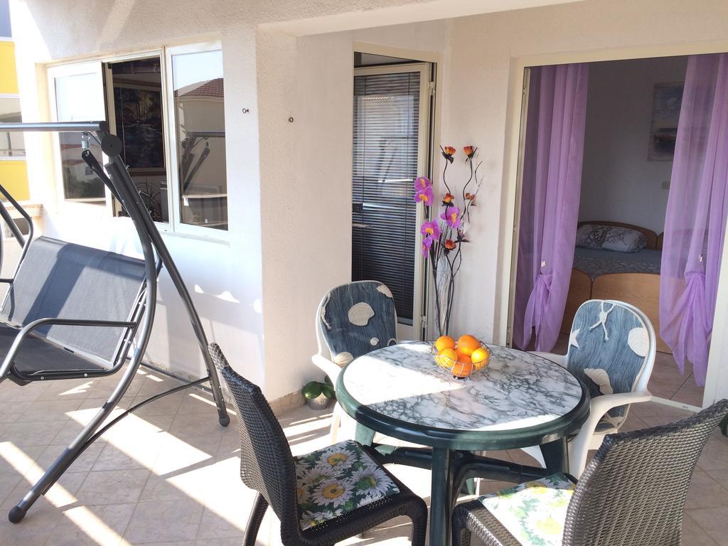 Apartmani Emilio Novalja Exterior photo