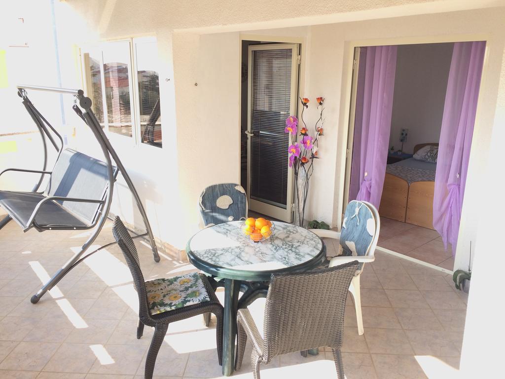Apartmani Emilio Novalja Exterior photo