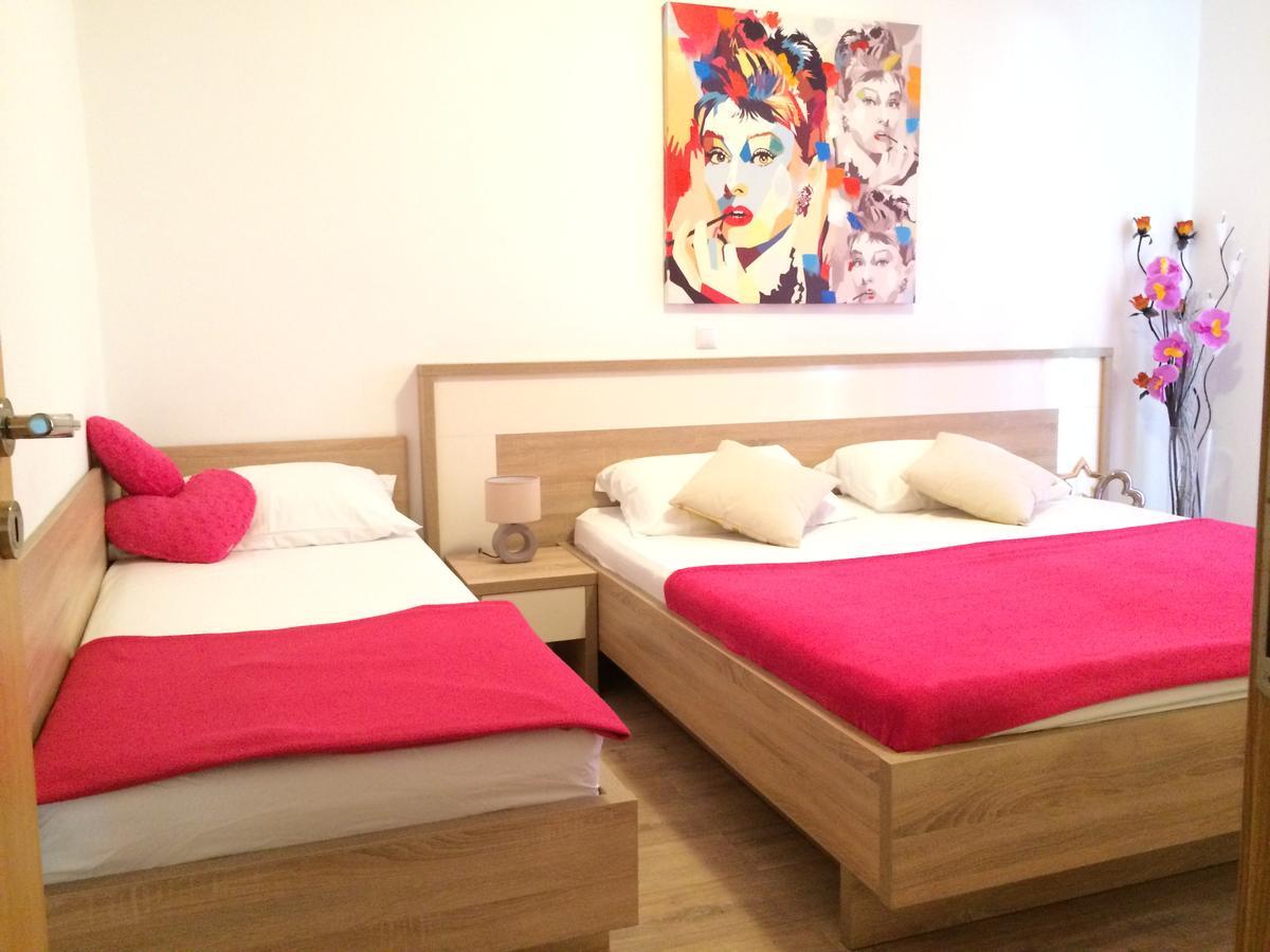 Apartmani Emilio Novalja Exterior photo