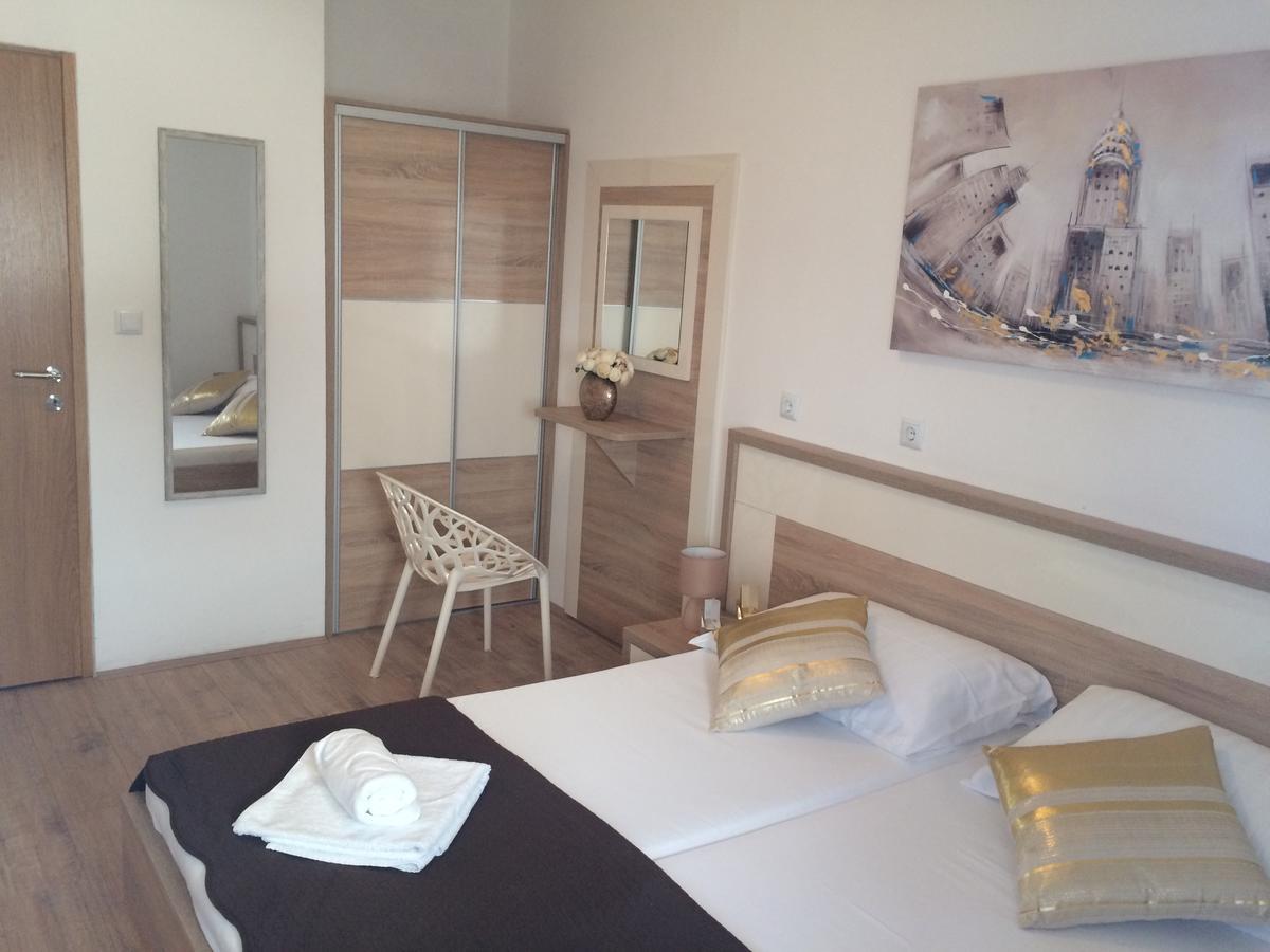 Apartmani Emilio Novalja Exterior photo