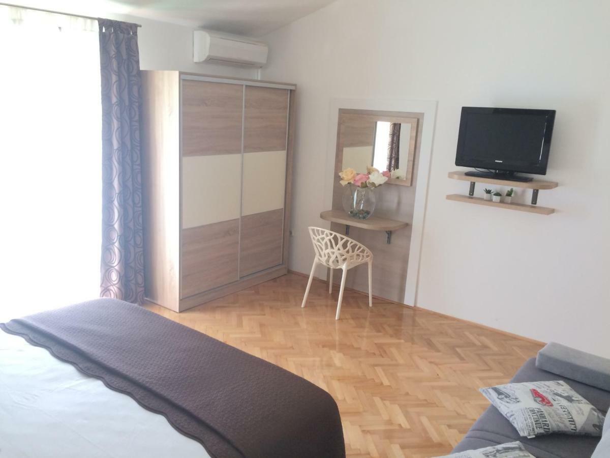 Apartmani Emilio Novalja Exterior photo