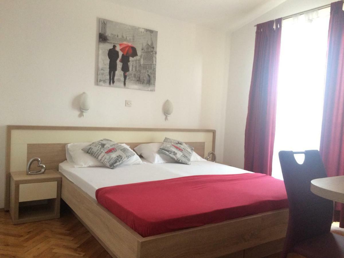 Apartmani Emilio Novalja Exterior photo